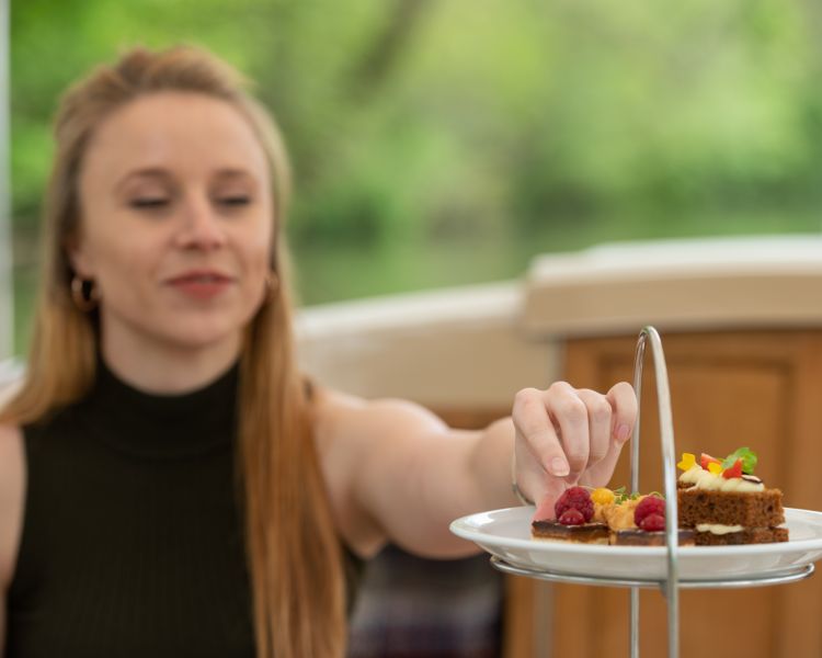 afternoon tea river cruise in oxford