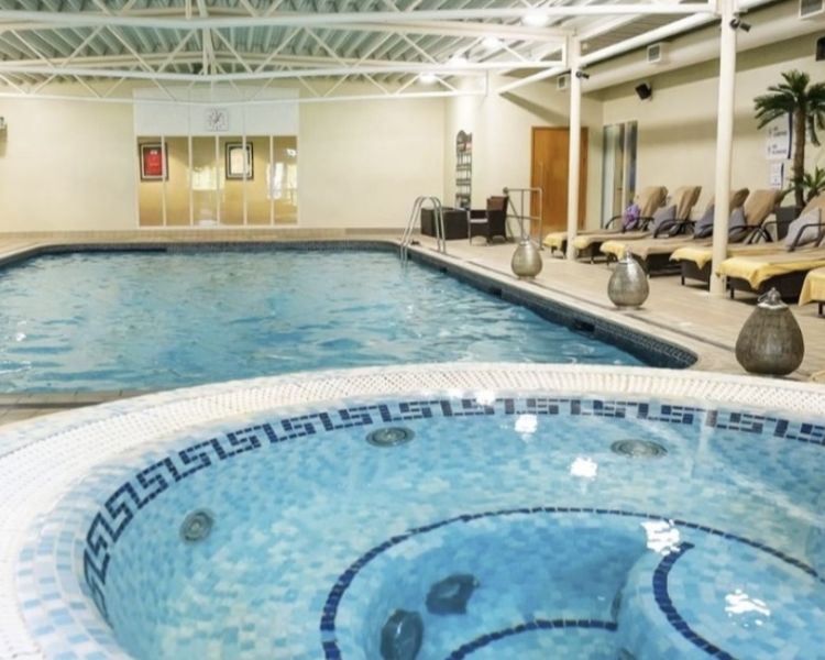 Natural light jacuzzi