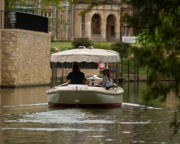 luxury boat hire experience in oxford