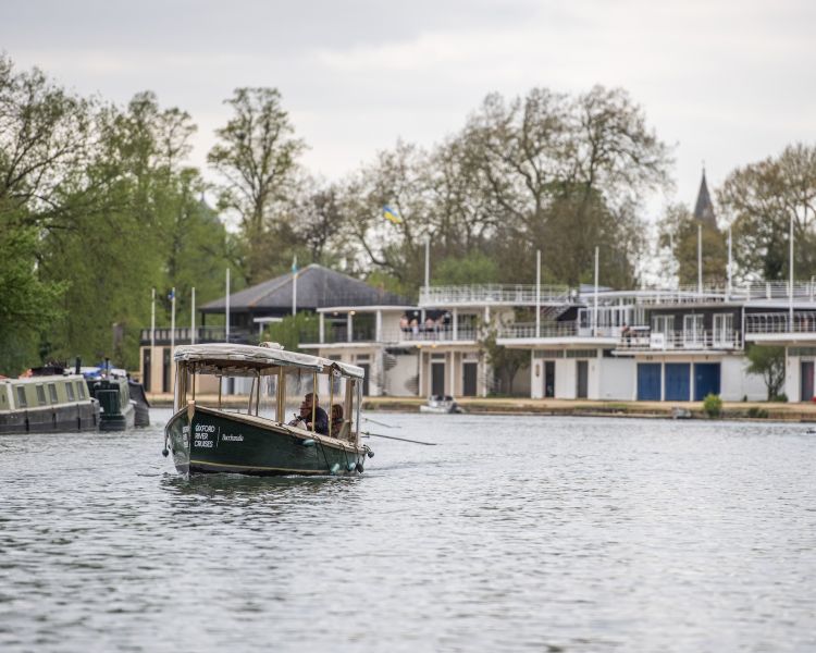 luxury boat hire experience in oxford