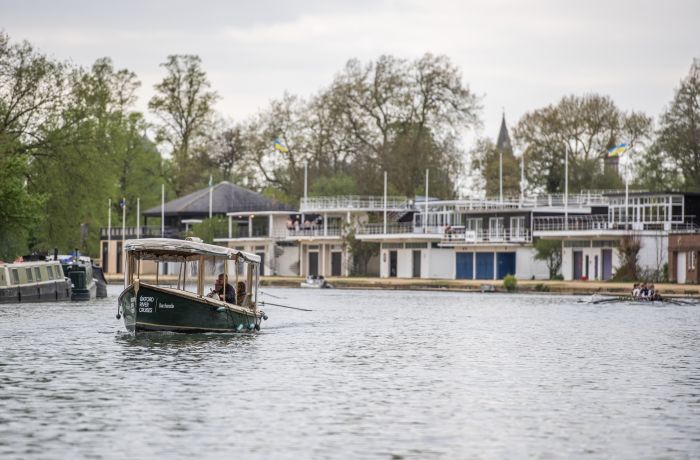 luxury boat hire experience in oxford