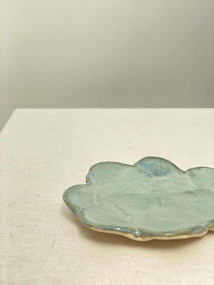 Flower shaped plate