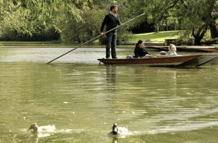 punting boat trip in oxford