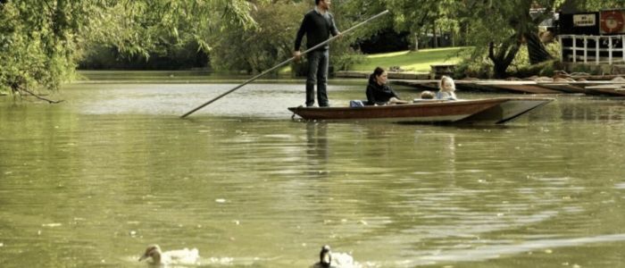 punting boat trip in oxford