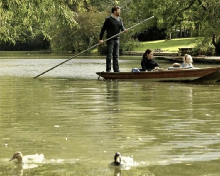 punting boat trip in oxford