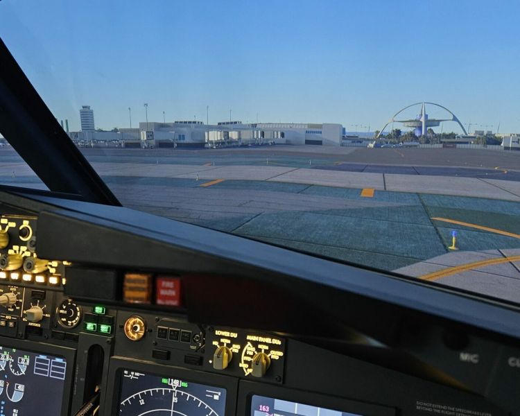 view of los angeles airport seen on a Boeing 737 - 800NG flight simulator experience