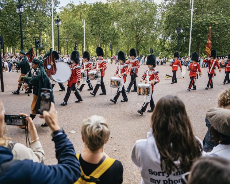 people watching the changing of the guard in london on a sightseeing bike tour