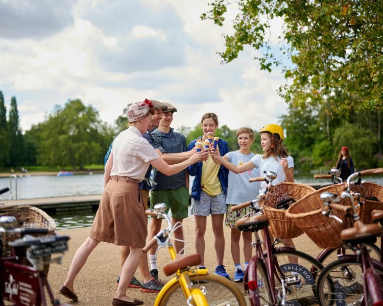 a family enjoying an ice cream stop on a london bike tour