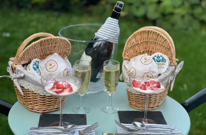 Picnic basket and prosecco