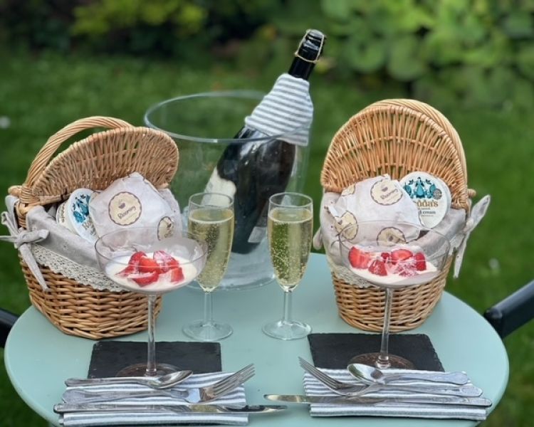 Picnic basket and prosecco