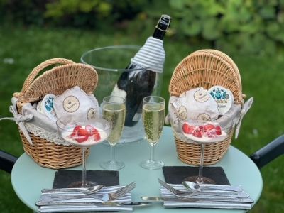 Picnic basket and prosecco