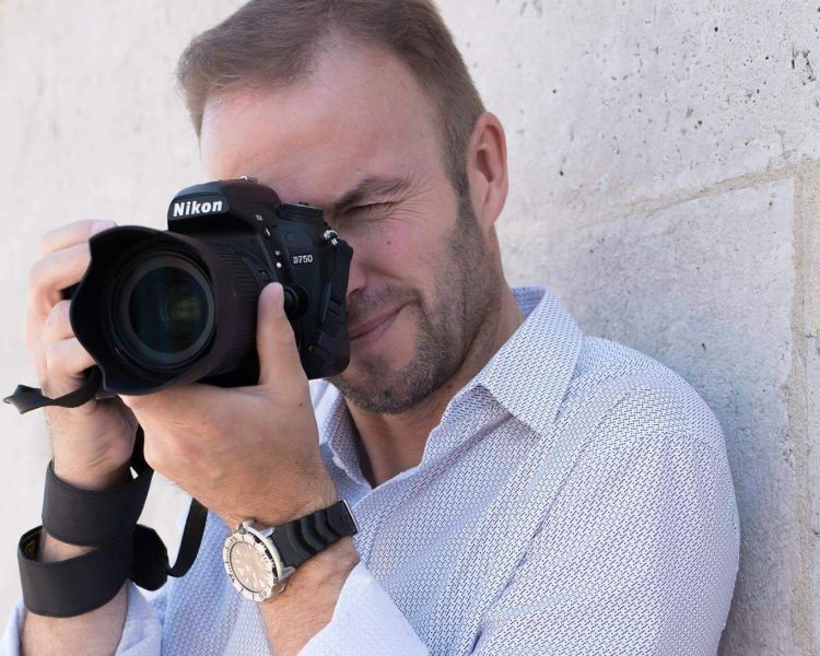 professional photographer warren garrett taking a photo