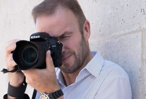 professional photographer warren garrett taking a photo