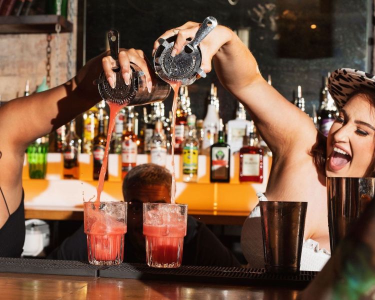 2 bartenders pouring cocktails 2