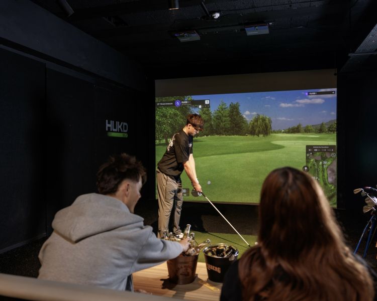 Indoor golf simulator min