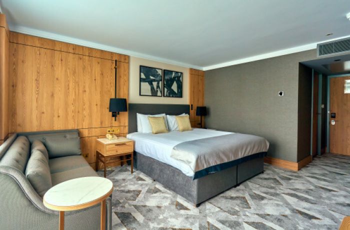 the inside of a hotel room at the crowne plaza hotel in marlow