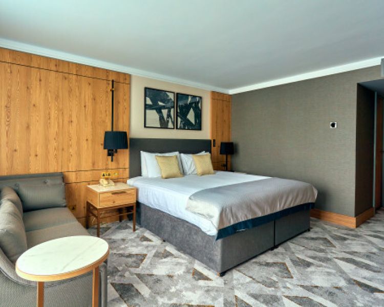 the inside of a hotel room at the crowne plaza hotel in marlow
