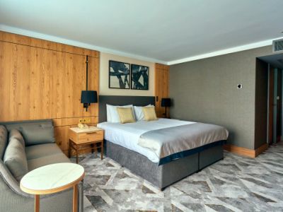 the inside of a hotel room at the crowne plaza hotel in marlow