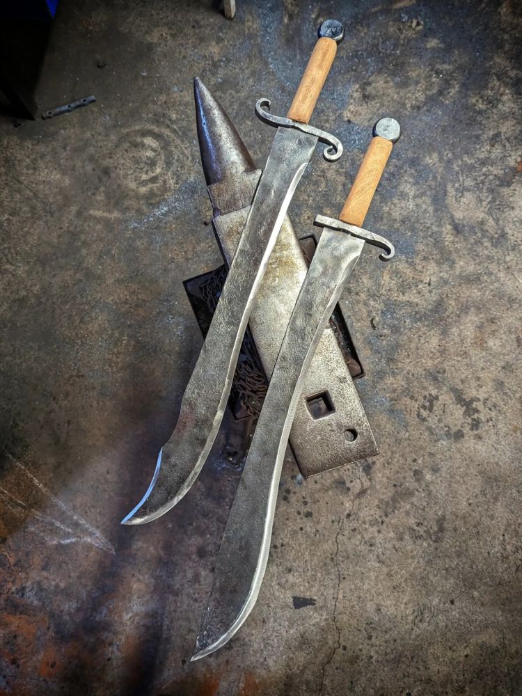 Curved sword design