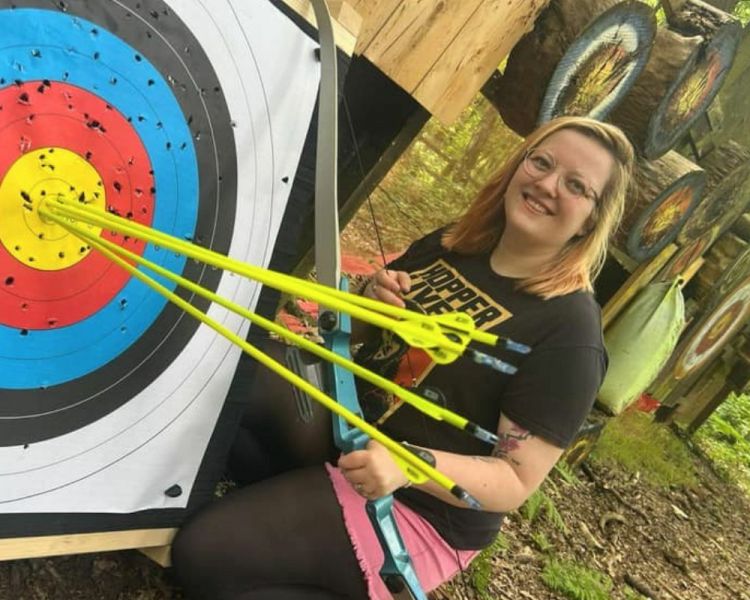 Lady in an archery experience