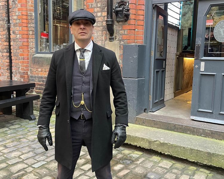Peaky blinders walking tour pub