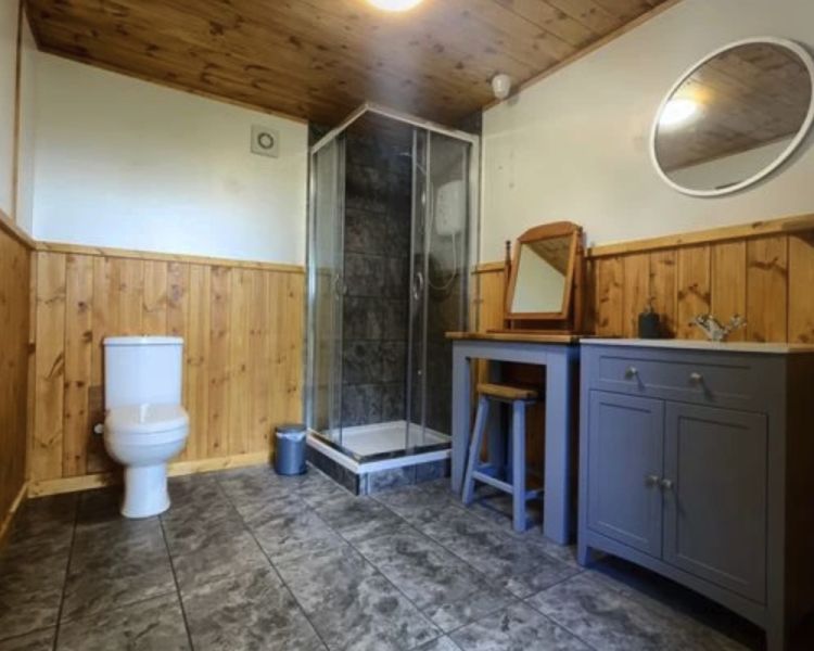 the bathroom with shower and toilet for a glamping experience in cambridgeshire