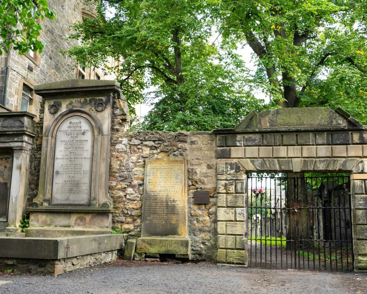 Tombs in a graveyard seen on a vaults and graveyard walking tour in edingburgh