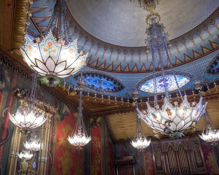 the ceiling of the music room in the royal pavilion brighton with large ornate chandeliers hanging down