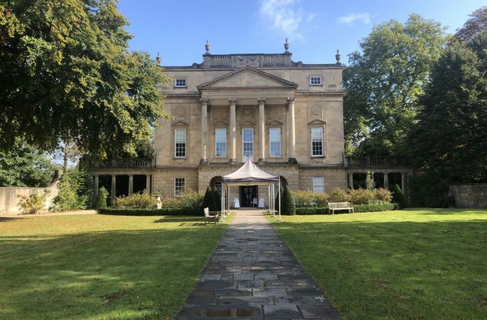 Front of a grand house seen on a bridgerton walking tour