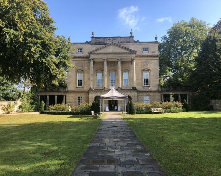 Front of a grand house seen on a bridgerton walking tour