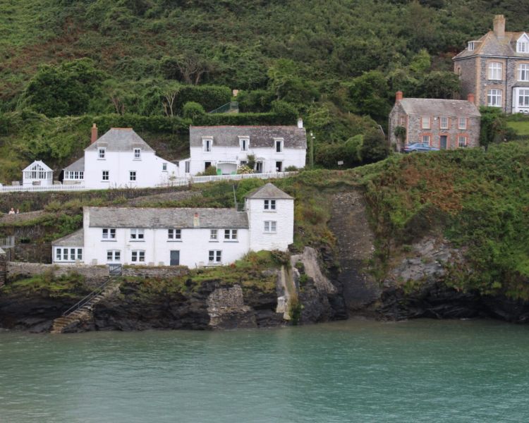 Coastal cottages seen on a doc martin locations tour in cornwall