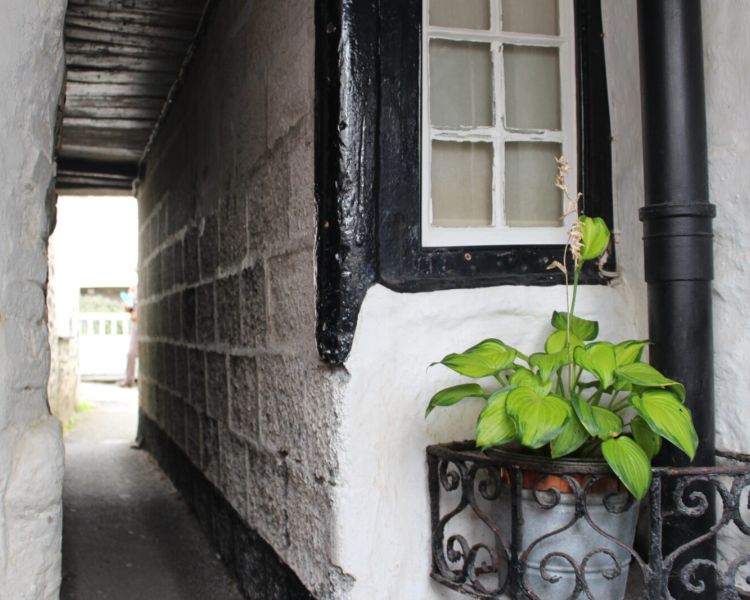 Alleyway seen on a doc martin locations tour in cornwal