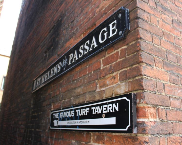 Sign to the turf tavern seen on an inspector morse walking tour in oxford
