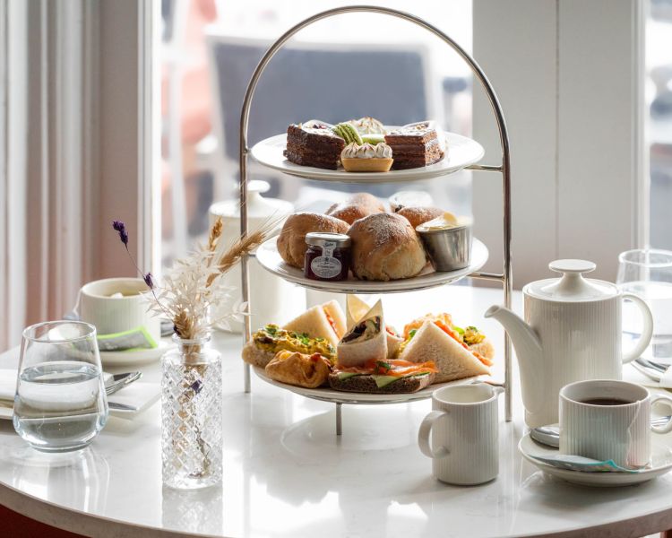 Afternoon tea at doubletree by hilton brighton metropole