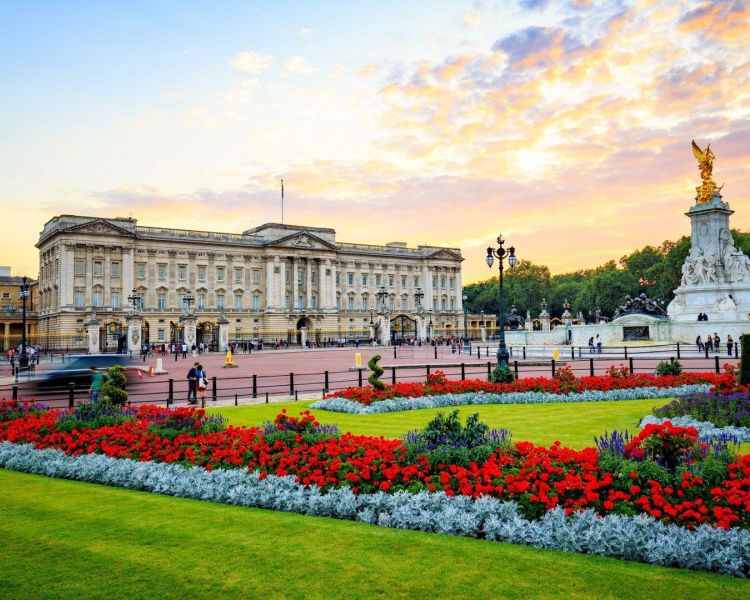 View of buckingham palace from the mall