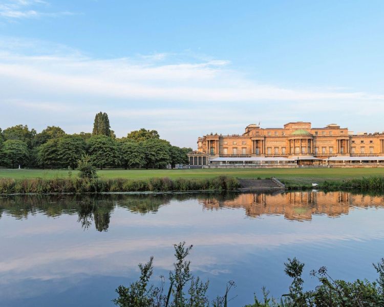 View of buckinghm palace from the gardens with lake