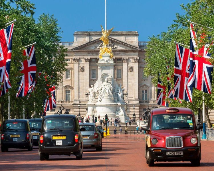 View of buckingham palace looking down the mall