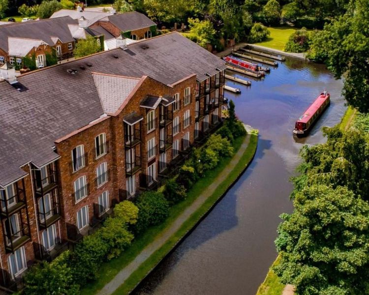 view of a spa hotel in oswestry shropshire next to the llangollen canal