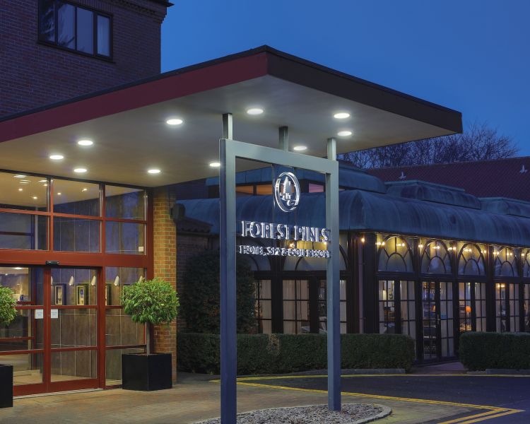entrance of q hotels forest pines in lincoln