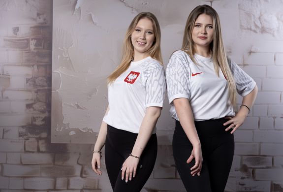 two sisters on a sibling photoshoot