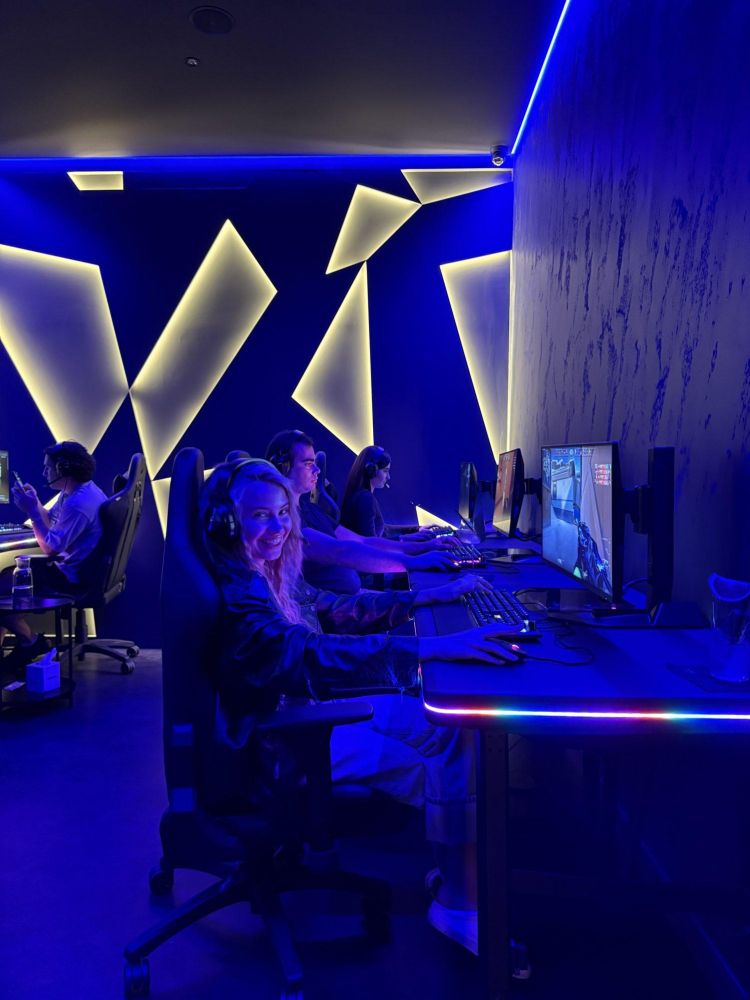 girl playing pc at a gaming bar in london