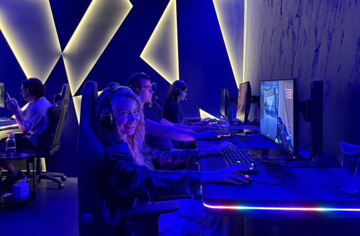 girl playing pc at a gaming bar in london