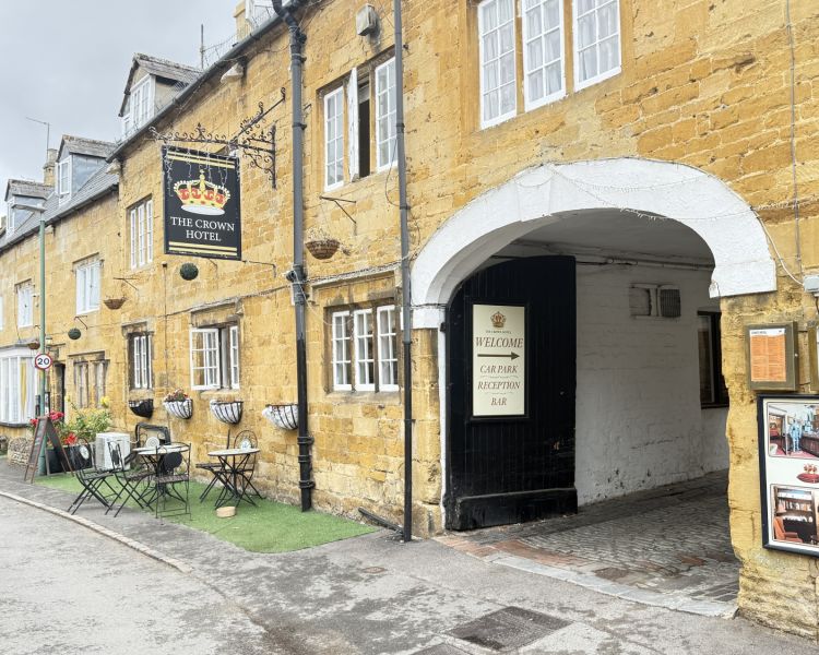 The crown hotel in blockley seen on father brown walking tour