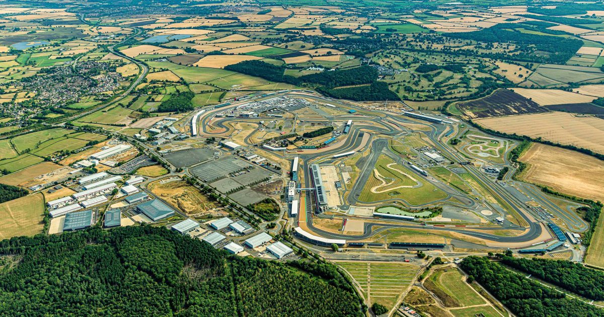 Silverstone Python 60 Minute Helicopter Flight Over Silverstone | WonderDays
